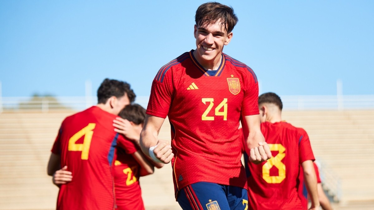 Carlos Espí da el salto a la absoluta tras su exhibición con la sub-21