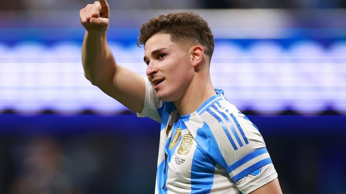 Julián Álvarez sigue sin gol y el Barcelona no cierra del todo la puerta