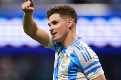 Julián Álvarez sigue sin gol y el Barcelona no cierra del todo la puerta