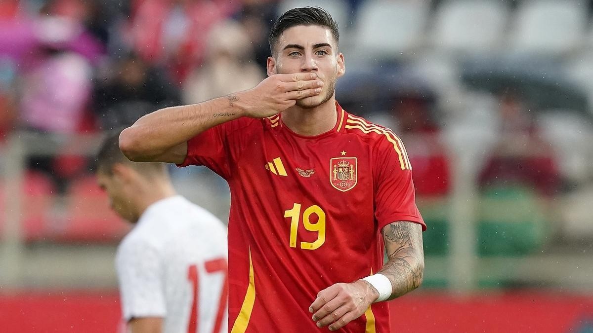 Roberto Fernández eleva su cláusula en el Espanyol tras debutar con España