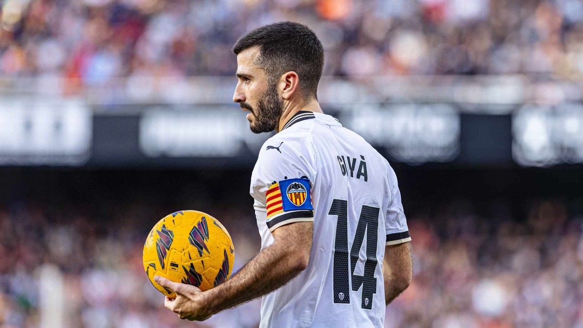 Gayà se ofrece a rebajarse el sueldo para seguir en el Valencia