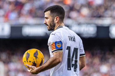 Gayà se ofrece a rebajarse el sueldo para seguir en el Valencia
