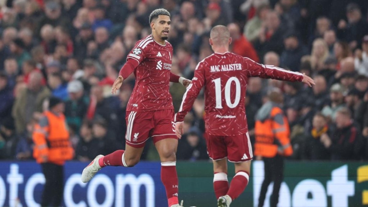 Araujo responde en Anfield y fuerza a Deeney a rectificar sobre su fichaje