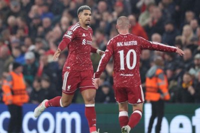 Araujo responde en Anfield y fuerza a Deeney a rectificar sobre su fichaje