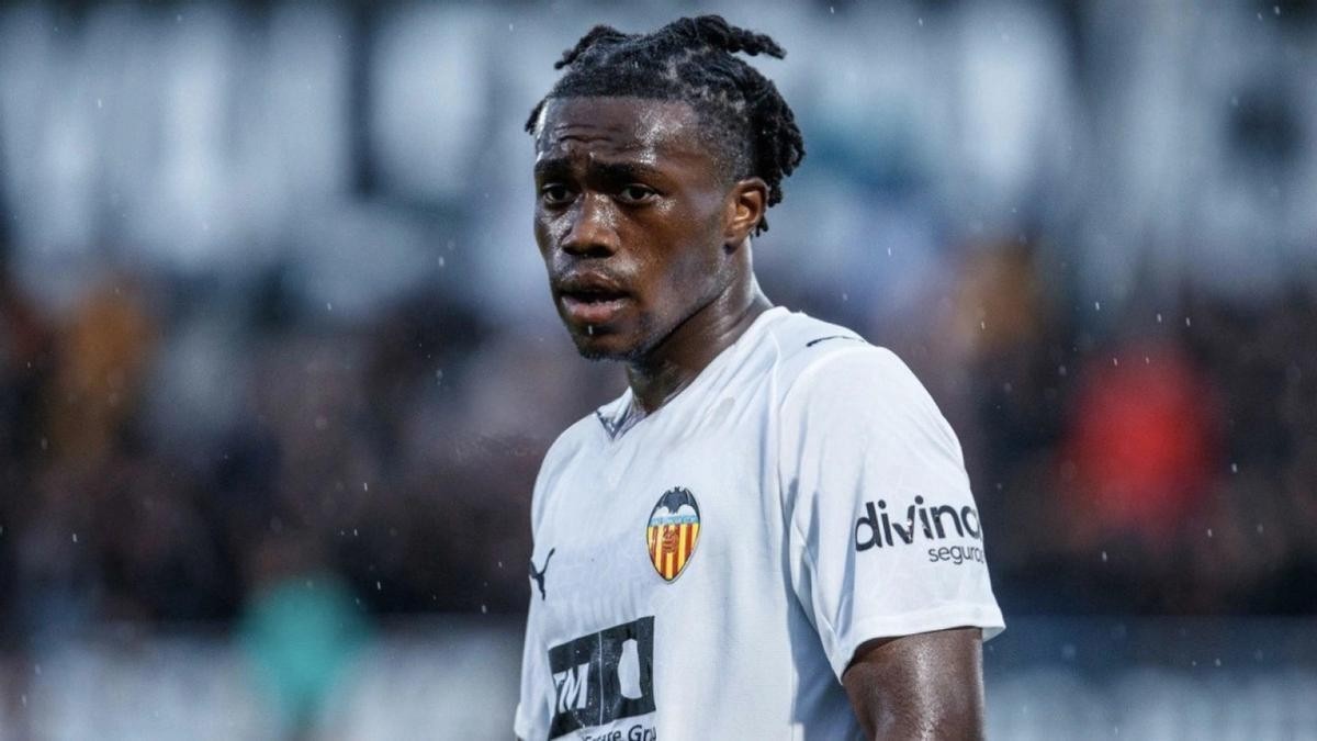 El Valencia ata a David Otorbi hasta 2031 y dobla su cláusula ante el interés del Liverpool