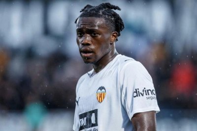 El Valencia ata a David Otorbi hasta 2031 y dobla su cláusula ante el interés del Liverpool