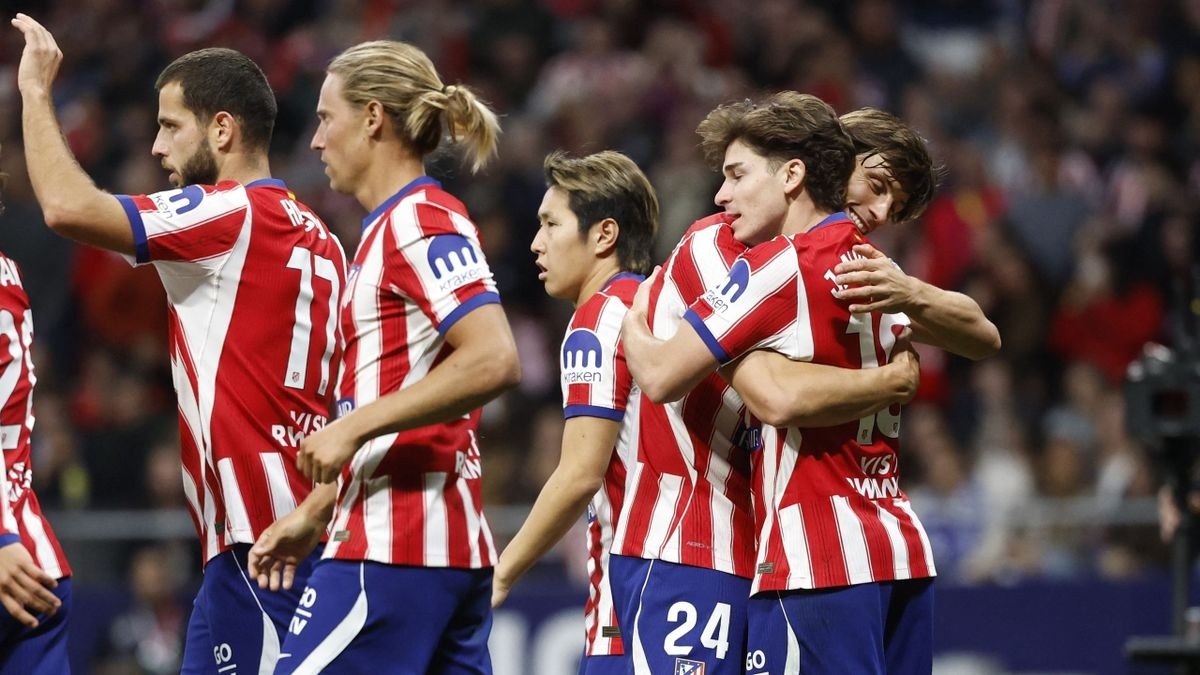 Julián Álvarez marca, pide perdón y acerca al Atlético al Barcelona antes del Clásico
