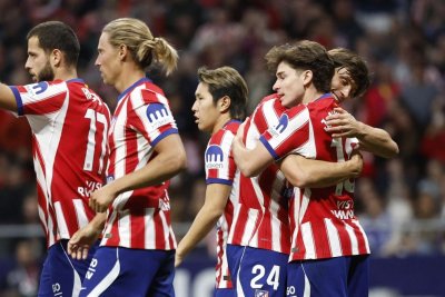 Julián Álvarez marca, pide perdón y acerca al Atlético al Barcelona antes del Clásico