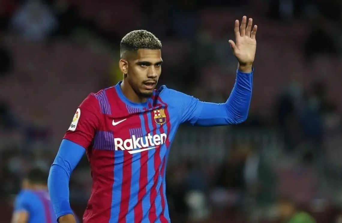 Ronald Araujo renueva con el Barcelona hasta 2031