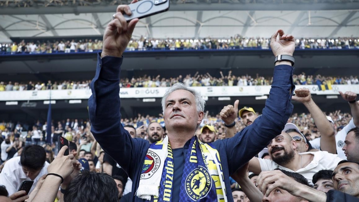 José Mourinho solicita la contratación de un jugador del FC Barcelona