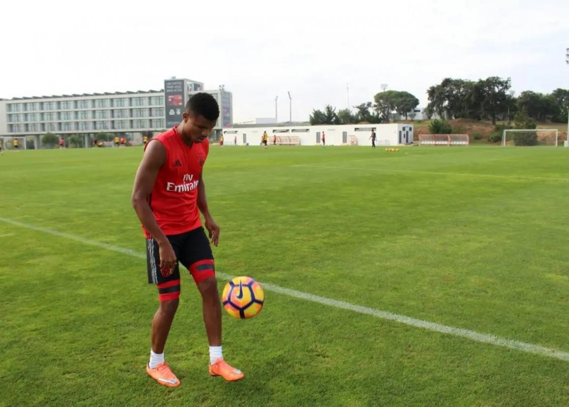 El Barcelona considera la incorporación de Reinildo para reforzar su defensa