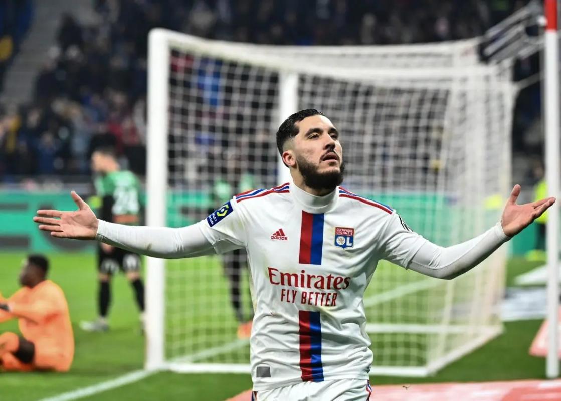 Atlético de Madrid considera a Rayan Cherki para reforzar la delantera