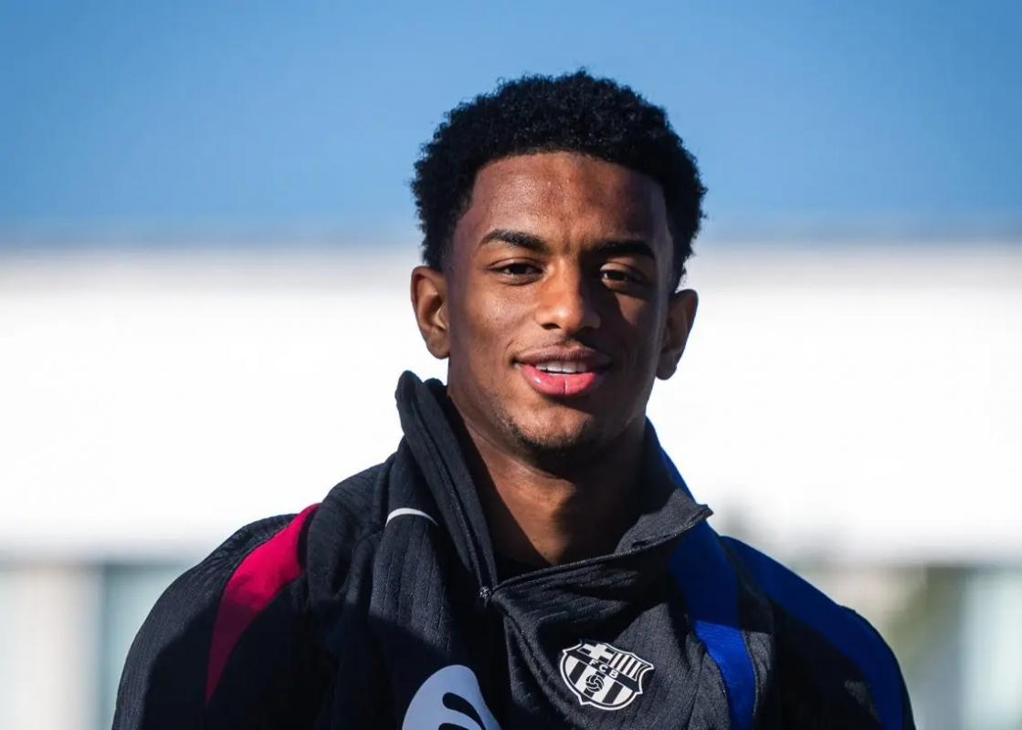 Alejandro Balde cautiva a Manchester United con su talento