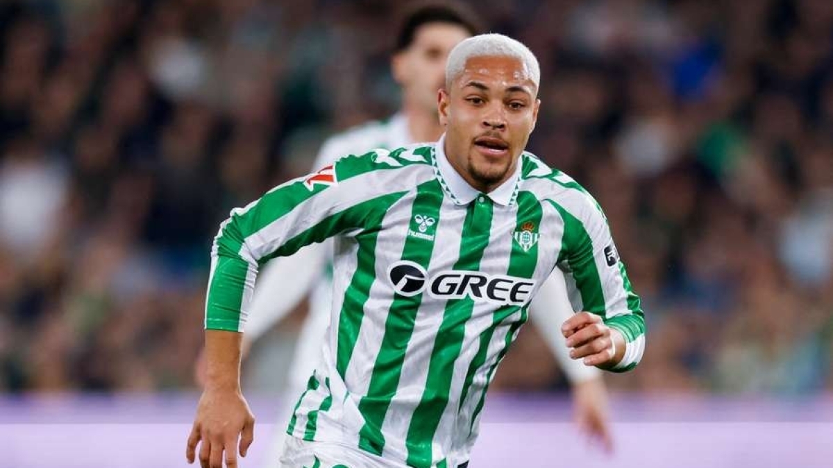 El Betis busca compensación por Vitor Roque ante interés del Palmeiras