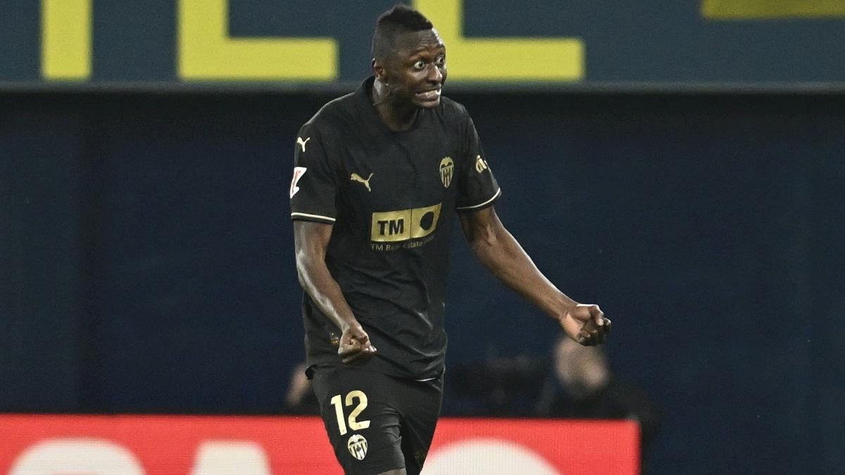 El Valencia considera la posibilidad de fichar a Umar Sadiq en caso de mantenerse en la categoría